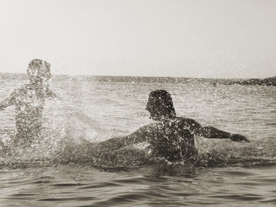 Gertrude Stein y Alice B. Toklas jugando en el mar. Fotografía de Pepe Dominguez