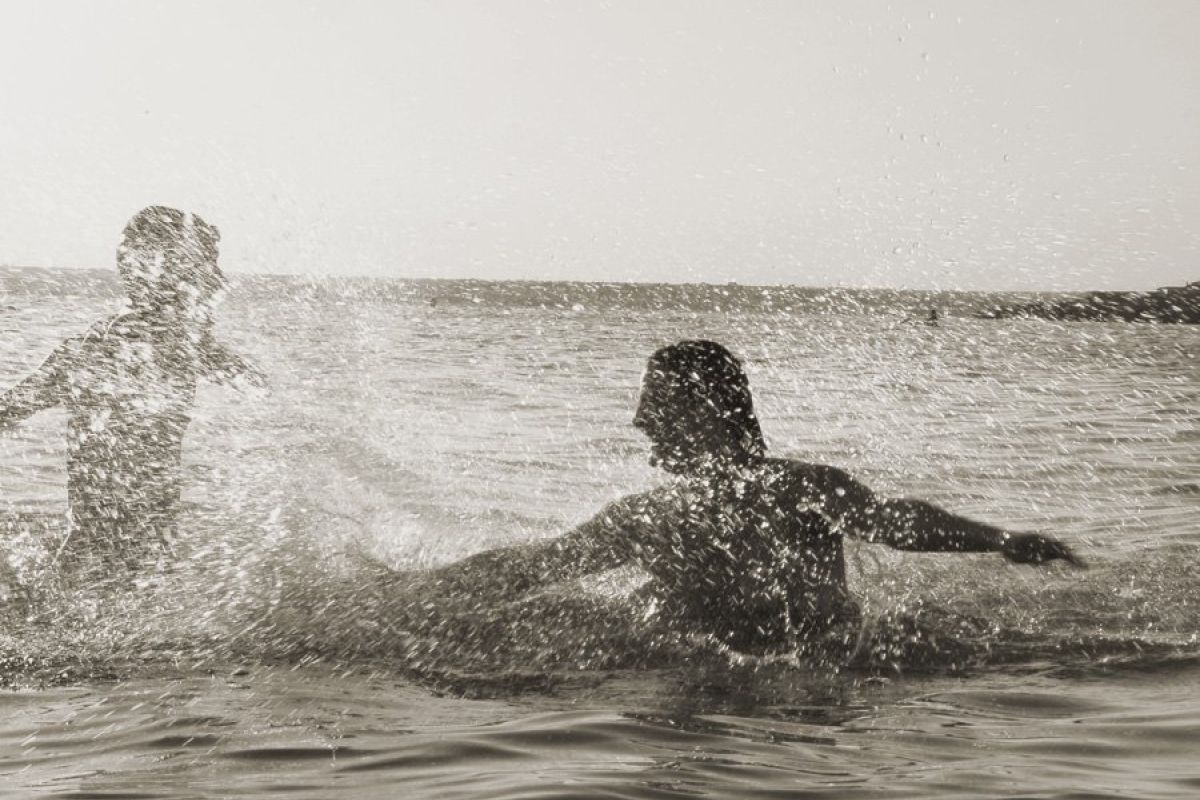 Gertrude Stein y Alice B. Toklas jugando en el mar